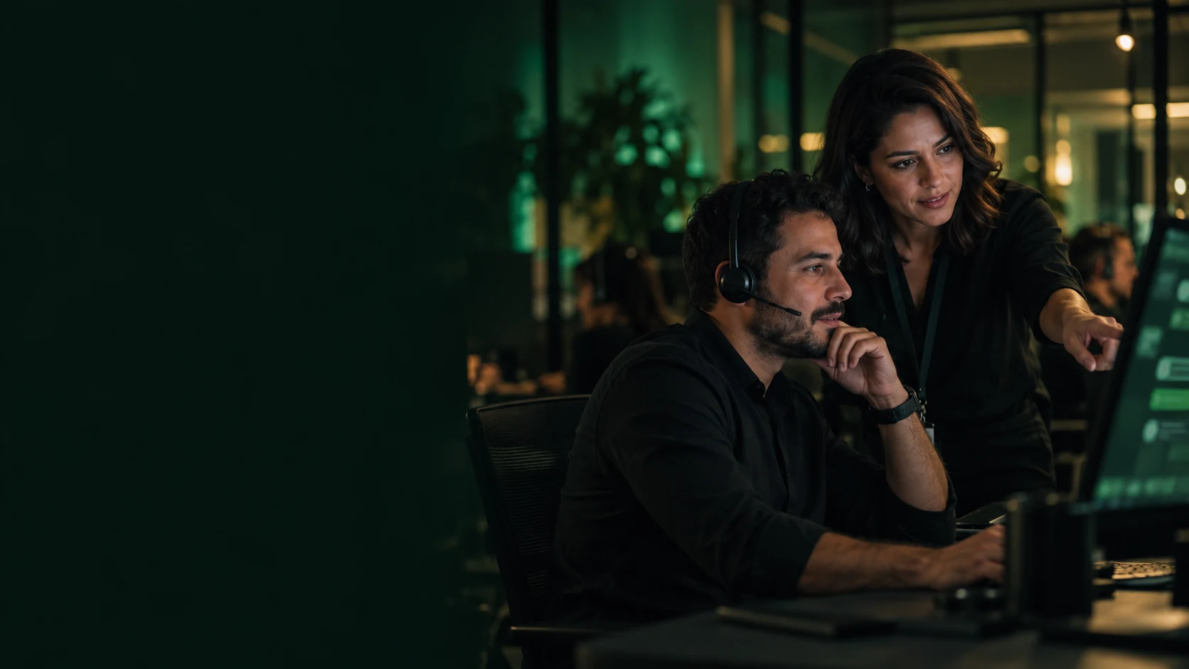 Dupla de atendentes revisando uma conversa com apoio da inteligência artificial